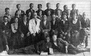 1939 елгы чыгарылыш. Уртада, уңнан 4 нче — директор Ә.И.Исхаков