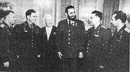 Фидель Кастро һәм Никита Хрущев космонавтлар янәшәсендә